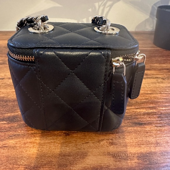 Chanel never worn vanity bag with pearl - Picture 2 of 12